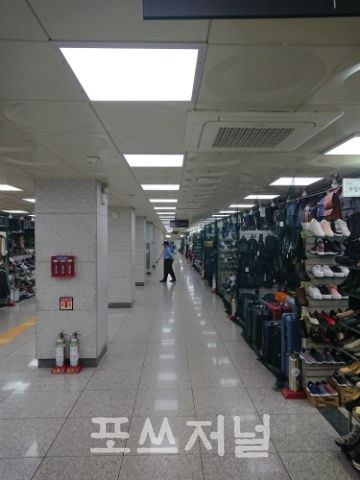 4일 서울 동대문 두타면세점과 연결된 지하 상가는 따이공은 물론 사람이 분비지 않아 면세점과 대조를 이루고 있다. /사진=임창열 기자