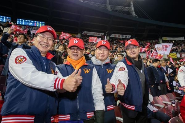 최태원 회장 등 형제 경영진 4명이 지난 12일 한국시리즈 6차전에서 응원 도중 우승을 기원하는 ‘엄지척’을 하고 있다. 왼쪽부터 최창원 부회장, 최신원 회장, 최태원 회장, 최재원 수석부회장./사진=SK그룹