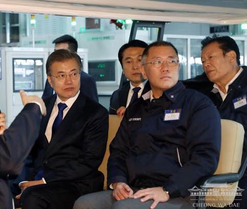 지난해 12월 중국 방문 도중 현대차 공장을 방문한 문재인 대통령이 정의선 현대차 부회장 등과 공장을 둘러보고 있다./사진=청와대
