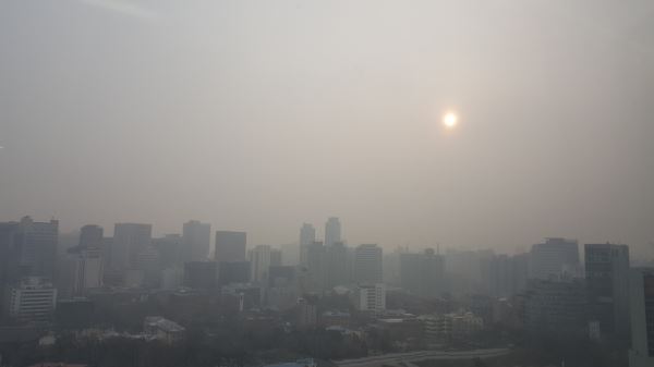 14일 오후 4시 서울 사내 상공. 미세먼지로 태양빛도 희미하다.
