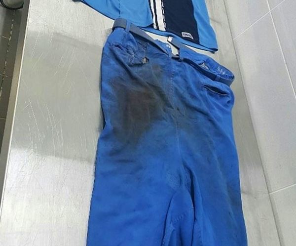 지난 2일 포스코 포항제철소에서 사망한 김모씨의 유족이 공개한 사고 당시 김씨가 입었던 근무복 바지. 통상적이지 않은 기름 때 자욱이 남아있다. 포스코는 사고 직후 김씨가 심장마비로 인해 돌연사했다고 주장했으나, 유족측은 이 바지의 흔적 등을 근거로 의혹을 제기했고 1차 부검 결과 김씨의 사인은 내부 과다 출혈로 나왔다며 포스코 사측의 은폐의혹을 제기하고 있다.