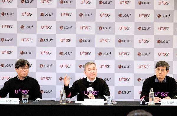 하현회 LG유플러스 부회장(가운데)이 MWC 2019 기자간담회에서 질문에 답하고 있다. /사진=LG유플러스