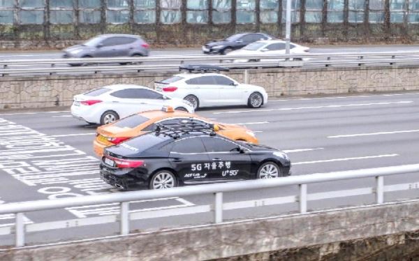5G 자율주행차 ‘A1’이 서울 강변북로를 달리는 모습. /사진=LG유플러스