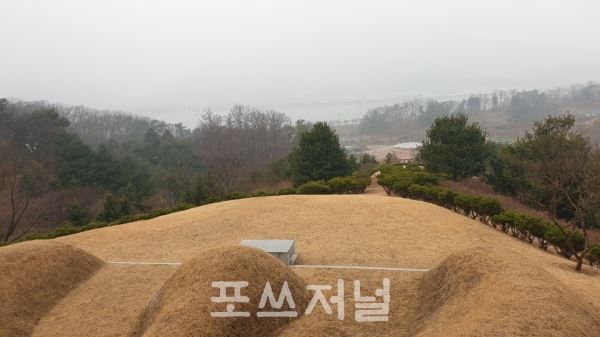 묘지는 앞쪽으로 북한산 하류가 흐르고 있는 배산임수에 위치해 있다.