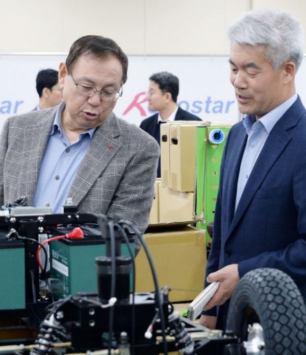 조성진 LG전자 부회장이 지난해 경영권을 인수한 산업용 로봇 제조업체 '로보스타'를 11일 방문해 로보스타의 다양한 산업용 로봇을 살펴보고 있다./사진=LG전자