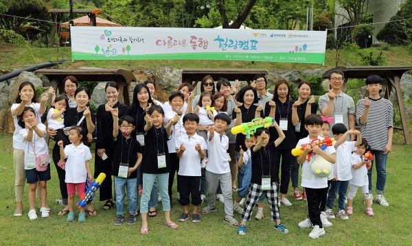 하이트진로가 18일,19일 진행한 '아름다운 동행, 힐링캠프' 에서 참가자들이 기념사진을 찍었다./사진=하이트진로
