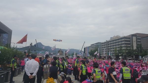 민주노총 공공부문 비정규직 노동자들이 3일 오후 3시 서울 광화문광장에 집결해 총 파업집회를 열고 있다./ 사진=강민규 기자
