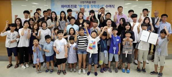 5일 열린 '하이트진로 한방울 장학금' 수여식에 참여한 김인규 대표(맨뒷줄 오른쪽 5번째)와 참가자들이 기념 촬영을 하고 있다./사진=하이트진로