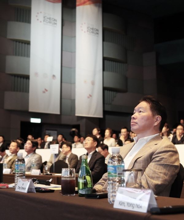 최태원 SK 회장(오른쪽 첫번째)이 19일 오전 서울 광장동 워커힐 호텔에서 열린 2019 이천포럼 개막식에서 기조세션을 듣고 있다. /사진=SK그룹