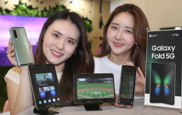LG유플러스는 첫 5G 폴더블 스마트폰인 삼성전자 ‘갤럭시 폴드 5G’ 출시를 기념해 6일 오전 서울 삼성동 코엑스 메가박스 ‘U+브랜드관’에서 개통 고객 100명을 초대해 출시 행사를 진행한다고 5일 밝혔다./사진=LG유플러스