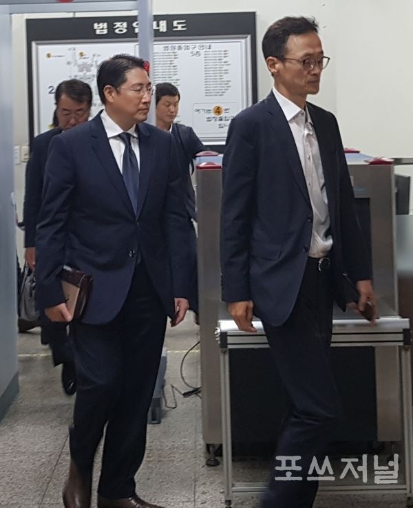 6일 조현준 효성그룹 회장이 서울중앙지방법원에서 진행된 선고공판이 끝난뒤 법원을 빠져나가고 있다./사진=문기수 기자