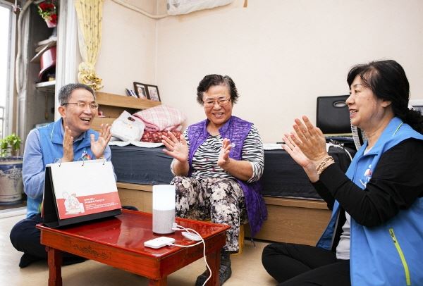 김모 할머니(강북구 번동, 64세)가 SK텔레콤 ‘인공지능 돌봄’ 서비스가 제공하는 ‘두뇌톡톡’을 통해 인지능력 강화 훈련을 하고 있다. /사진=SK텔레콤
