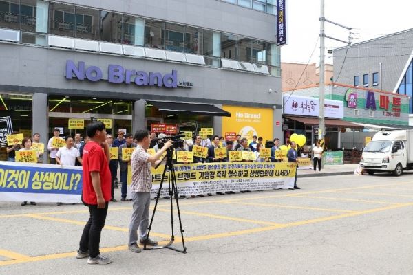 인근 송천 A마트와 닭집 하나를 두고 10m거리에 출점한 이마트 노브랜드 전주 송천점. /사진=전북소상인대표협의회