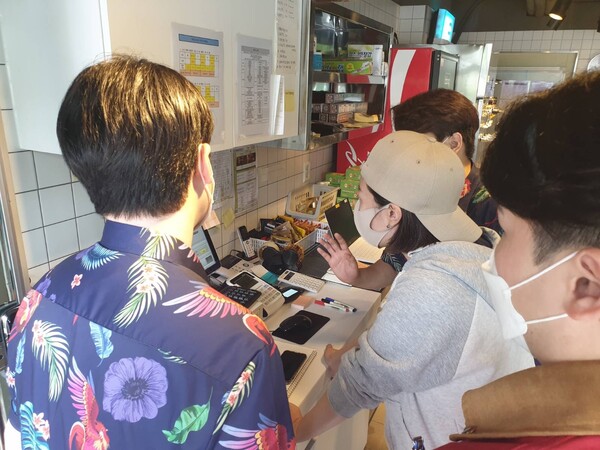 BBQ직원들이 가맹점을 대상으로 디지털 마케팅 및 배달 플랫폼 사용법 관련 교육을 진행하고 있다./사진=제너시스BBQ