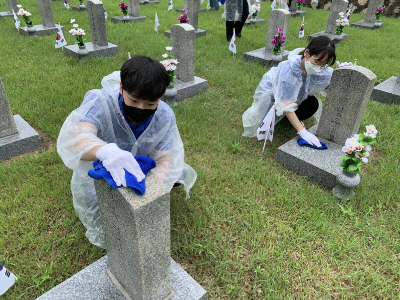 해바라기 봉사단 5기 2조가 18일 서울시 동장구 국립서울현충원을 방문해 묘역 정화 봉사활동을 진행하고 있다./사진=bhc치킨