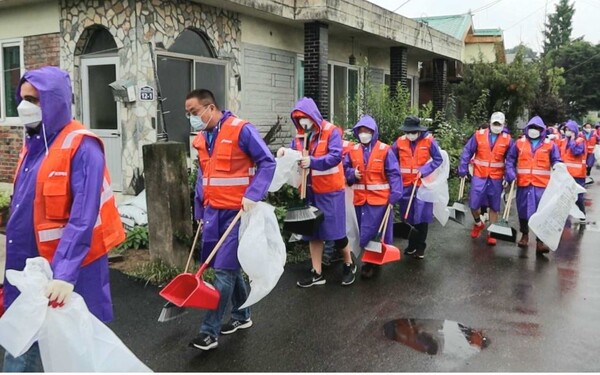 쿠팡 임직원 봉사자들이 26일 화재로 불편을 겪고 있는 덕평리 인근 마을에서 환경 정화활동을 펼치고 있다./사진=쿠팡
