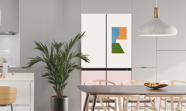 삼성 패밀리허브 냉장고 전용 애플리케이션 '비스포크 아뜰리에(BESPOKE Atelier)'로 집안 인테리어를 연출한 이미지. 냉장고 스크린 속 작품은 장희진 작가 '색의 이면'. /사진=삼성전자