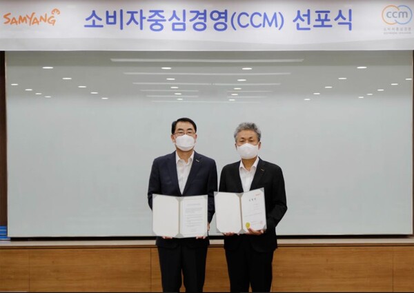 왼쪽부터 진종기 삼양식품 대표이사, 박경철 최고고객책임자(CCO)./사진=삼양식품