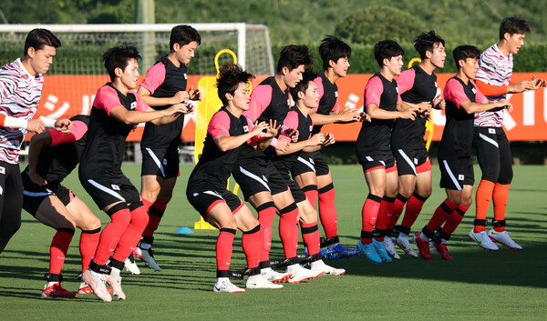 19일 오후 일본 이바라키현 가시마 앤틀러스 클럽하우스에서 올림픽 축구 대표팀이 훈련을 하고 있다. 도쿄올림픽 조별리그 B조에 속한 대표팀은 22일 가시마 스타디움에서 뉴질랜드와 대회 1차전을 치른다. /연합