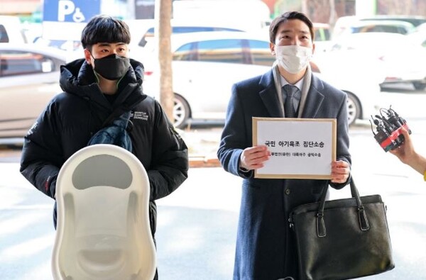 유해 화학물질이 검출된 아기욕조 구매 피해자인 법무법인 대륙아주 이승익 변호사(오른쪽)가 지난 2월 9일 오전 서울 동작경찰서에서 제조업체와 유통업체를 상대로 한 형사고소장 제출 기자회견을 하고 있다./사진=연합뉴스