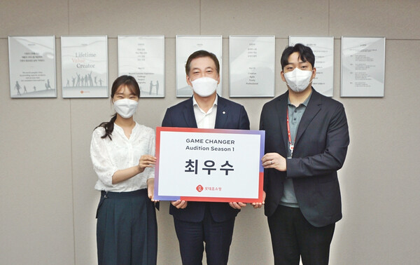 롯데홈쇼핑 이완신 대표(사진 가운데)가 MZ세대 직원들이 아이디어를 제안하는 사내 공모전 '게임 체인저 오디션' 시상식을 진행한 후 기념 촬영을 하고 있다./사진=롯데홈쇼핑