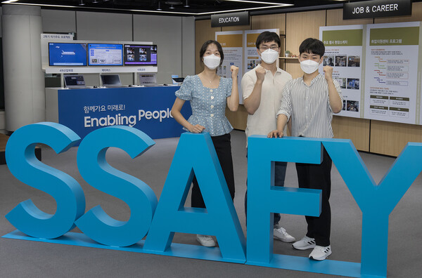 삼성청년SW아카데미 6기 교육생이 기념촬영을 하고 있다./사진=삼성전자