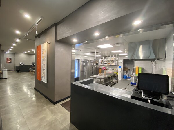 가맹점 조리실 및 매장을 그대로 구현한 정구관 시뮬레이션 교육장의 모습./사진=교촌치킨