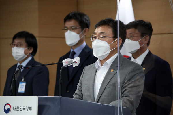 권덕철 보건복지부 장관이 5일 정부서울청사 브리핑실에서 K-글로벌 백신 허브화 비전 및 전략 등을 브리핑하고 있다. /연합