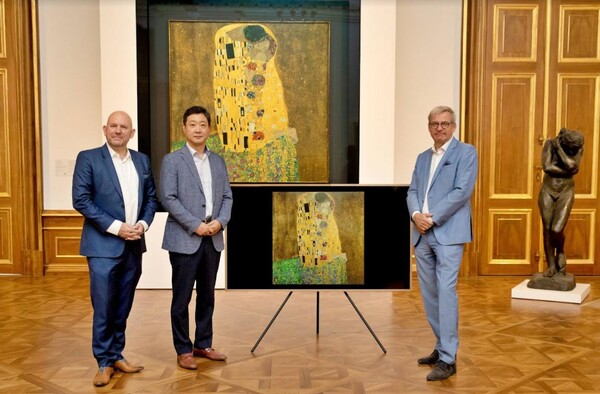 오스트리아의 벨베데레 미술관 대표 작품 17점을 삼성전자 라이프스타일 TV '더 프레임'을 통해 감상할 수 있게 한 양사의 협업을 기념해 현지시간 13일 벨베데레 미술관에서 관계자들이 사진 촬영을 하고 있다. 왼쪽부터 마이클 졸러(Michael Zoeller) 삼성전자 오스트리아 법인 CE총괄, 박태호 삼성전자 오스트리아 법인장, 볼프강 베르그만(Wolfgang Bergmann) 벨베데레 CFO./사진=삼성전자