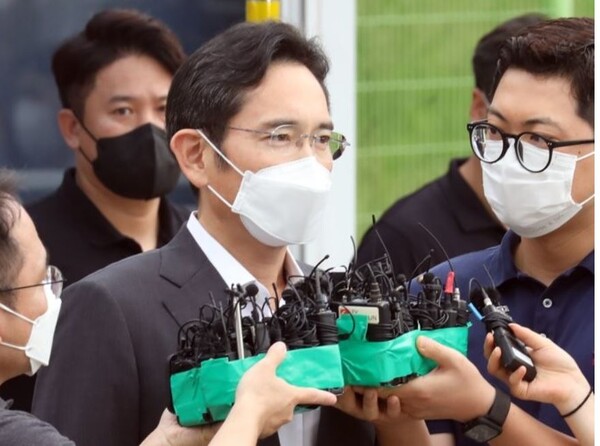 광복절을 앞두고 가석방된 이재용 삼성전자 부회장이 13일 오전 서울구치소에서 기자들의 질문에 답하고 있다. /사진=연합뉴스