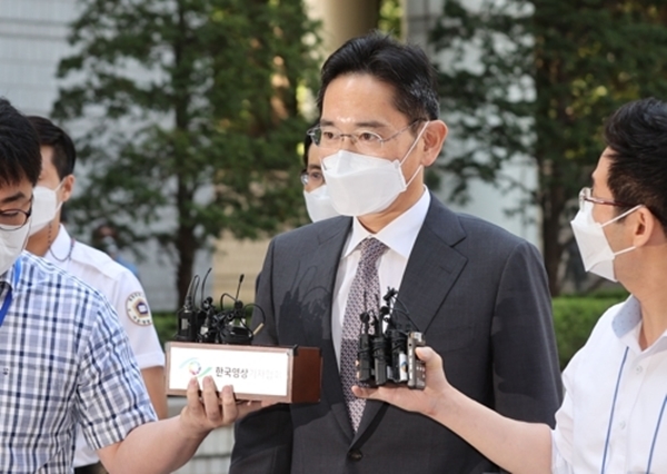 이재용 삼성전자 부회장이 19일 서초 서울중앙지방법원에서 진행되는 삼성물산 불법합병 재판에 출석하고 있다./사진=연합뉴스