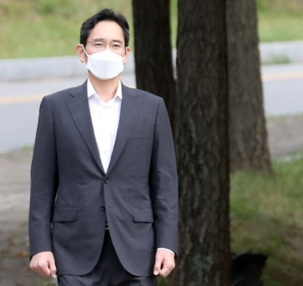 광복절을 앞두고 가석방된 이재용 삼성전자 부회장이 13일 오전 서울구치소에서 나오고 있다./사진=연합뉴스