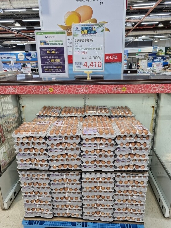 농협하나로마트 수원점 농협안심계란 할인행사 모습./사진=농협중앙회