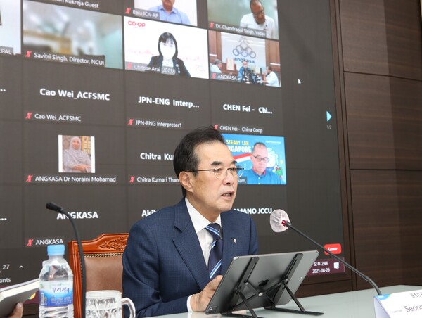 이성희 농협중앙회장이 26일 서울 중구 농협중앙회 본관에서 화상회의시스템으로 국제협동조합연맹 아태지역본부 이사회에 참여하고 있다./사진=농협중앙회