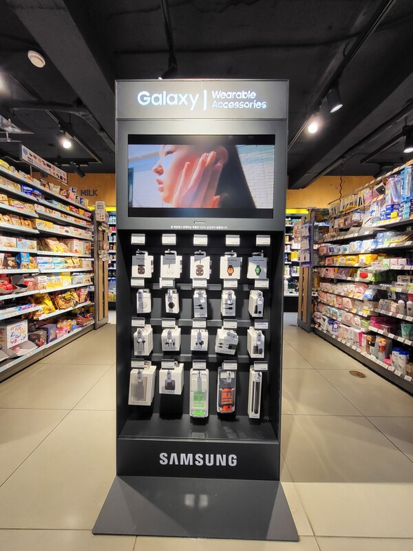 이마트 24에서 판매되고 있는 삼성전자 모바일 신제품./사진=삼성전자