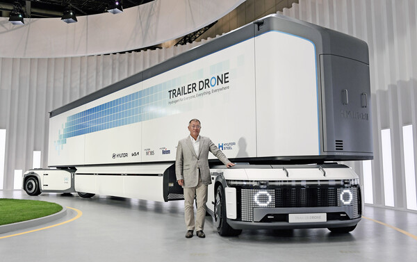 현대차그룹이 7일 ‘하이드로젠 웨이브’를 개최했다. 정의선 회장이 트레일러 앞에 서서 포즈를 취하고 있다. /사진=현대차그룹