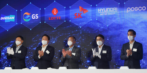 8일 경기도 고양 킨텍스에서 열린 'H2 비즈니스 서밋'에서 신동빈 롯데그룹 회장(왼쪽부터), 최태원 SK그룹 회장, 정의선 현대차그룹 회장, 최정우 포스코그룹 회장, 김동관 한화그룹 사장이 기념촬영하고 있다./사진=연합뉴스
