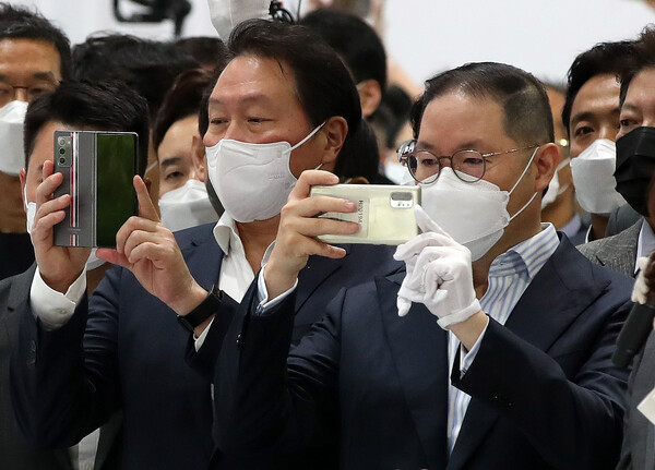 8일 경기도 고양 킨텍스에서 열린 '2021수소모빌리티+쇼'에서 현대자동차 부스를 찾은 조현상 효성그룹 부회장(오른쪽)과 최태원 SK그룹 회장이 트레일러 드론 시연을 촬영하고 있다./사진=연합뉴스