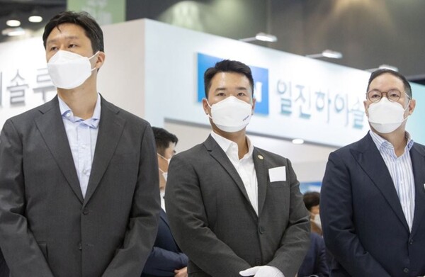 8일 경기도 고양 킨텍스에서 '2021수소모빌리티+쇼' 개막에 앞서 열린 'H2 비즈니스 서밋'에 참석한 이규호 코오롱 부사장(가운데)이 기업 총수들과 전시 부스를 관람하고 있다./사진=연합뉴스