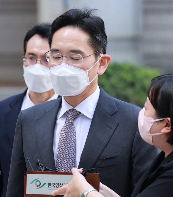 이재용 삼성전자 부회장이 9일 서울 서초구 서울중앙지방법원에서 진행되는 삼성물산-제일모직 불법합병 재판에 출석하고 있다./사진=연합뉴스 