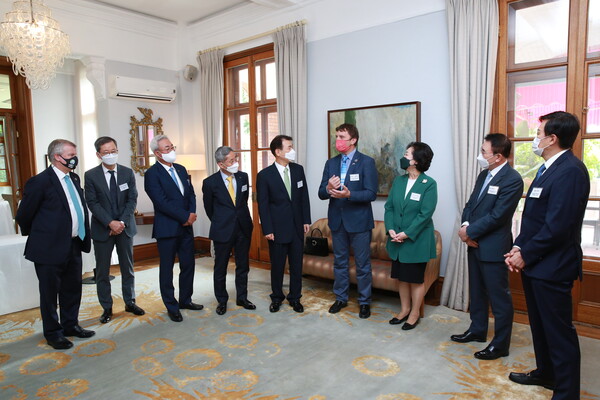 금융감독원의 프론티어1.5D MOU 서명식이 영국대사관에서 13일 개최된 가운데 (오른쪽 첫번째부터) 존림 삼성바이오로직스 대표이사, 조용병 신한금융지주 회장, 김은미 이화여대 총장, 니겔토핑 기후 대응 대사, 정은보 금감원장, 윤종규 KB금융그룹 회장, 김준 SK이노베이션 대표, 최은석 CJ제일제당 대표, 사이먼 스미스 주한 영국 대사 등 참석자들이 대화를 나누고 있는 모습. /사진=금융감독원