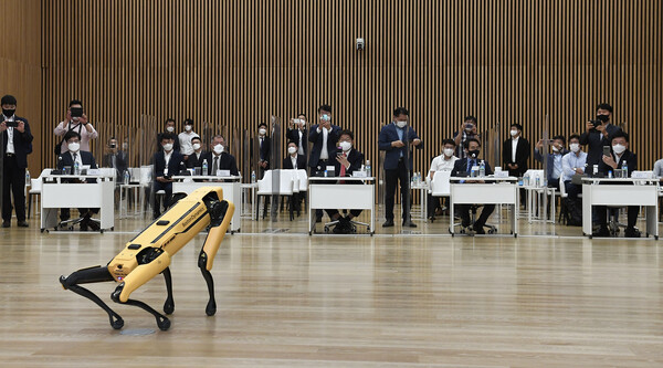 현대자동차그룹이 13일 현대모터스튜디오 고양에서 열린 국회 모빌리티 포럼 3차 세미나에서 참석자들에게 보스턴 다이내믹스의 4족 보행 로봇 '스팟'을 시연하고 있다. /사진=현대자동차그룹