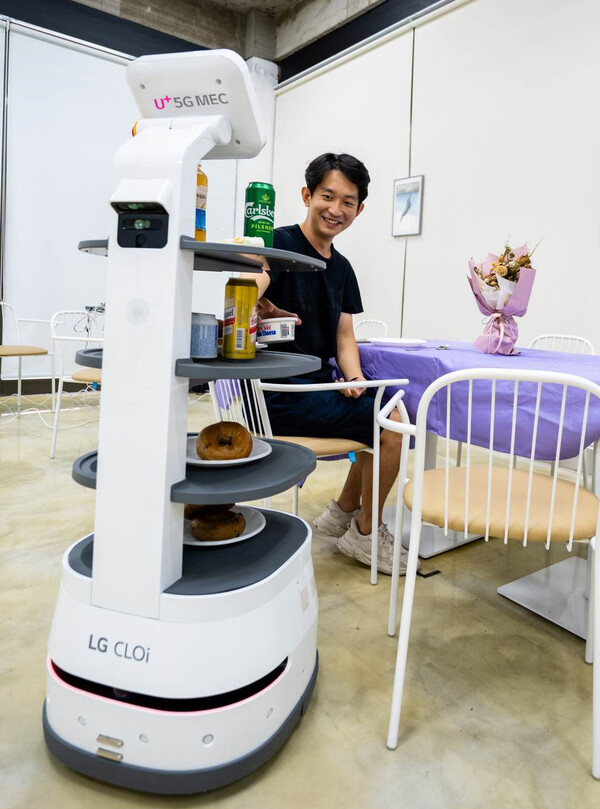 LG전자가 개발한 서빙로봇 클로이가 서빙을 하고 있다./사진=LG유플러스