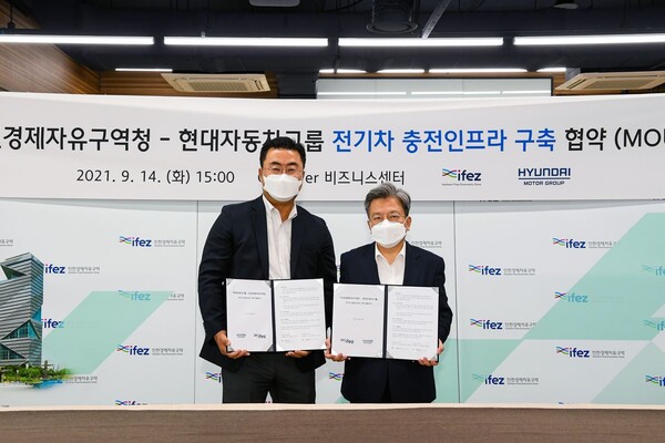 14일 오후 인천 연수구 소재 인천경제자유구역청에서 열린 현대차그룹 및 인천경제자유구역청 간 업무협약식에서 현대차·기아 김흥수 상품본부장 겸 EV사업부장(전무, 왼쪽)과 인천경제자유구역청 이원재 청장이 기념 촬영하고 있다./사진=현대차