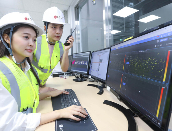 작업자가 LG유플러스의 인천 간석운영센터에 설치된 배전반진단 솔루션을 이용하고 있다./사진=LG유플러스