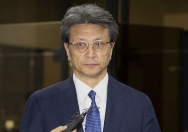 정현호 삼성전자 사장이 2019년 6월 12일 새벽 삼성바이오로직스 분식회계 의혹 관련 검찰 조사를 마친 후 서초구 서울중앙지검을 나서고 있다./사진=연합뉴스