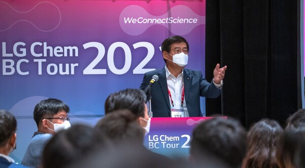 LG화학 신학철 부회장이 글로벌 인재 채용 행사인 BC투어를 개최하며 환영사를 하고 있다./사진=LG화학