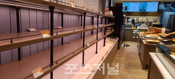 24일 오후 7시30분경 서울시 용산구 파리바게뜨 남영역점 매장의 매대가 텅 비어 있다.