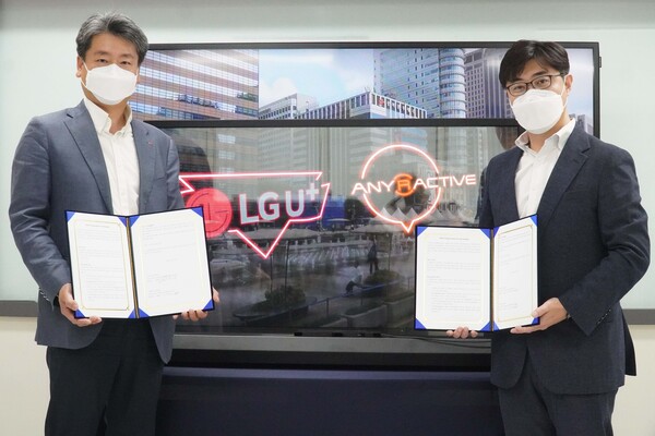 7일 서울 성동구 애니랙티브 사옥에서 열린 모빌리티 기반 업무협약 체결식 중 강종오 LG유플러스 스마트시티사업담당 상무(왼쪽)와 임성현 애니랙티브 대표가 투명 OLED 앞에서 기념촬영을 하고 있다./사진=LG유플러스