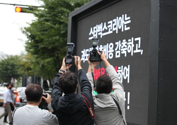 시위 트럭 앞에 취재진 30여명이 모여 열띤 취재 경쟁을 벌이고 있다./사진=서영길 기자